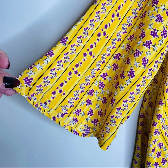 W5 Gold Yellow Floral Boho Surplice Blouse Women’s Size Medium - Picture 5 of 9